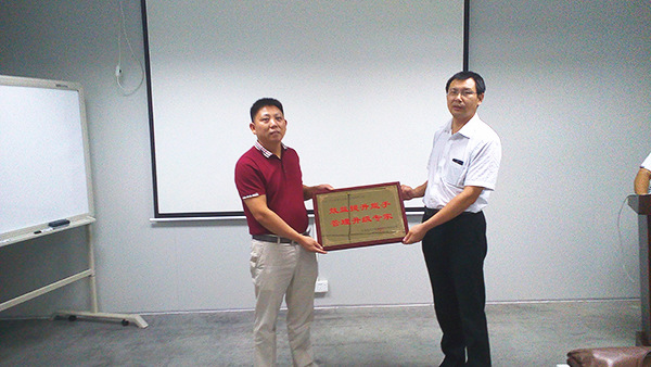 天行健贈送正睿咨詢效益提升能手，管理升級專家牌匾