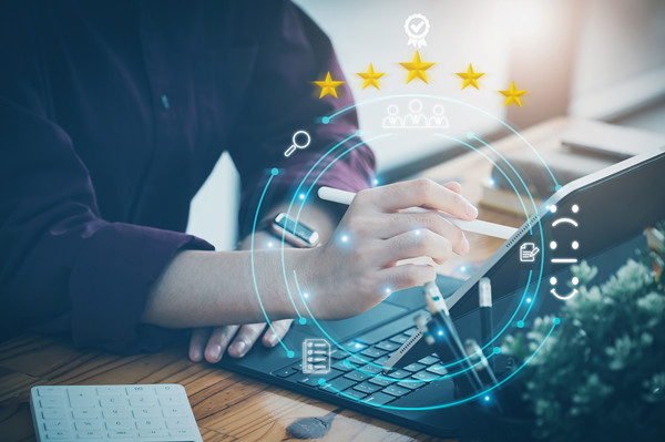 如何根據(jù)行業(yè)和市場狀況進(jìn)行薪酬調(diào)整？