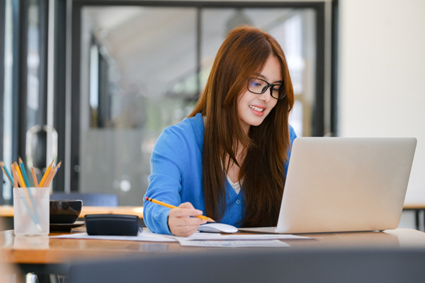 集團(tuán)管控中的財(cái)務(wù)管理：策略、風(fēng)險(xiǎn)與內(nèi)部控制