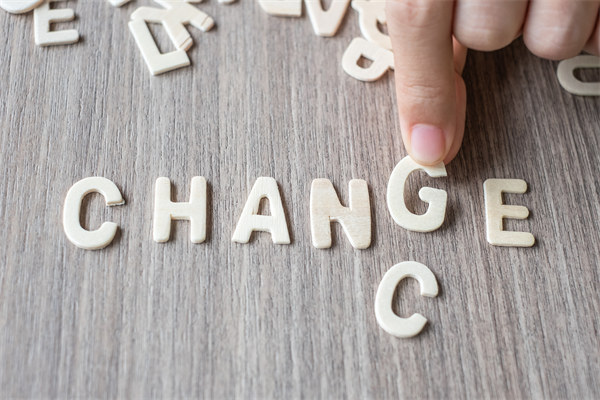 創(chuàng)新企業(yè)管理模式，引領(lǐng)行業(yè)變革，塑造品牌力量