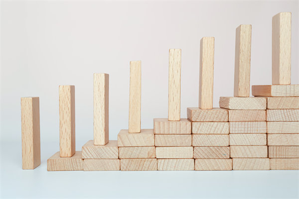 精心制定經(jīng)營(yíng)策略，確保企業(yè)穩(wěn)健發(fā)展，實(shí)現(xiàn)長(zhǎng)期盈利