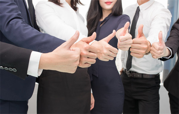 在企業(yè)管理中，專權(quán)式和民主式管理各有哪些優(yōu)缺點(diǎn)？