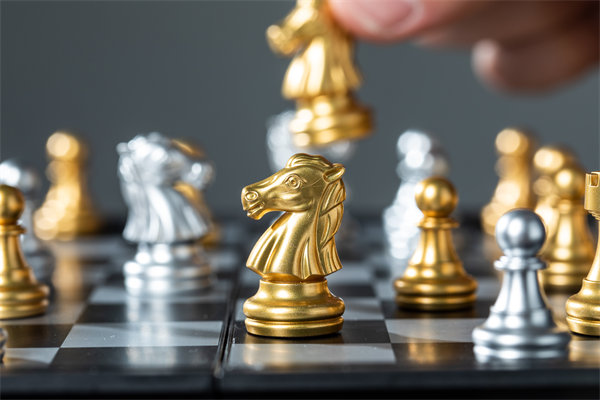 結(jié)合實(shí)際，談?wù)勂髽I(yè)在戰(zhàn)略薪酬設(shè)計(jì)時(shí)要注意哪些問題？