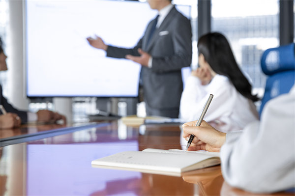 如何保證企業(yè)的年度工作方向與經(jīng)營(yíng)目標(biāo)保持一致？