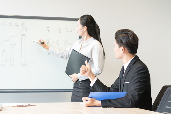 績(jī)效評(píng)估中如何平衡定量與定性指標(biāo)，提升評(píng)價(jià)質(zhì)量？