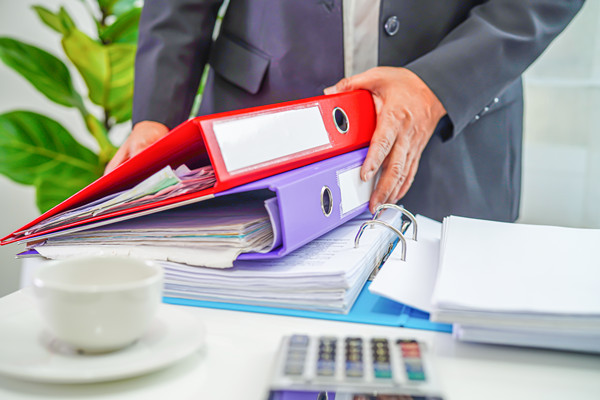 組織規(guī)劃中如何平衡集權(quán)與分權(quán)，促進(jìn)決策效率？