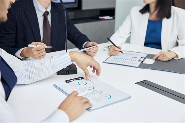 績(jī)效管理中，如何有效反饋以促進(jìn)員工持續(xù)改進(jìn)與成長(zhǎng)？