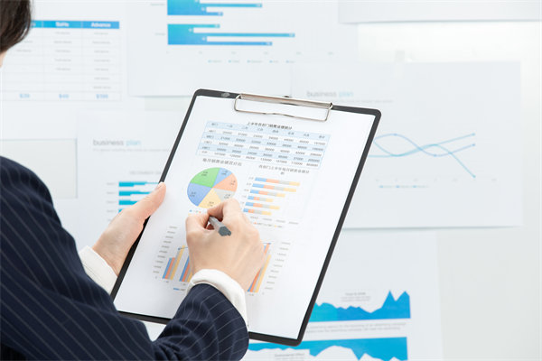 如何實施360度績效評估，確保反饋全面且客觀？