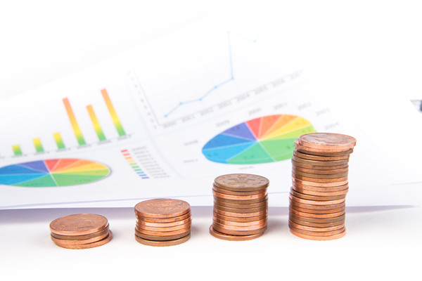 靈活預(yù)算管理：如何在不確定環(huán)境中保持財(cái)務(wù)穩(wěn)?。? />
</p>
<p>
	　　<strong>三、優(yōu)化資金結(jié)構(gòu)</strong>
</p>
<p>
	　　優(yōu)化資金結(jié)構(gòu)是企業(yè)財(cái)務(wù)管理中的關(guān)鍵一環(huán)，它直接影響到企業(yè)的運(yùn)營效率、盈利能力和財(cái)務(wù)穩(wěn)健性。以下是一些優(yōu)化資金結(jié)構(gòu)的具體策略：
</p>
<p>
	　　1、明確資金結(jié)構(gòu)優(yōu)化的目標(biāo)
</p>
<p>
	　　（1）提高資金使用效率：確保資金能夠高效流動(dòng)，減少閑置和浪費(fèi)。
</p>
<p>
	　?。?）降低資金成本：通過合理的資金配置，降低融資成本和資金占用成本。
</p>
<p>
	　?。?）增強(qiáng)財(cái)務(wù)穩(wěn)健性：確保企業(yè)在面臨不確定性時(shí)，有足夠的資金儲(chǔ)備和靈活的融資渠道。
</p>
<p>
	　　2、實(shí)施資金結(jié)構(gòu)優(yōu)化的具體策略
</p>
<p>
	　　（1）做好經(jīng)營計(jì)劃和資金預(yù)算
</p>
<p>
	　?。?.1）制定經(jīng)營計(jì)劃：明確企業(yè)的發(fā)展目標(biāo)、計(jì)劃產(chǎn)量、預(yù)期利潤等，為資金預(yù)算提供基礎(chǔ)。
</p>
<p>
	　?。?.2）編制資金預(yù)算：以經(jīng)營計(jì)劃為基礎(chǔ)，對未來經(jīng)濟(jì)活動(dòng)中的資金流入流出進(jìn)行具體量化，分年度和月度兩個(gè)層級編制，注重預(yù)算執(zhí)行過程的監(jiān)督以及執(zhí)行情況的分析，及時(shí)發(fā)現(xiàn)問題并積極改進(jìn)。
</p>
<p>
	　?。?）合理安排流動(dòng)資產(chǎn)、凈資產(chǎn)與投資規(guī)模的結(jié)構(gòu)
</p>
<p>
	　?。?.1）保持適度的流動(dòng)資產(chǎn)：確保企業(yè)有足夠的現(xiàn)金和等價(jià)物來應(yīng)對日常經(jīng)營和突發(fā)情況，同時(shí)避免資金閑置。
</p>
<p>
	　?。?.2）優(yōu)化凈資產(chǎn)結(jié)構(gòu)：通過調(diào)整股本結(jié)構(gòu)、留存收益等方式，提高凈資產(chǎn)的質(zhì)量和穩(wěn)定性。
</p>
<p>
	　?。?.3）合理配置投資規(guī)模：根據(jù)企業(yè)的盈利能力和風(fēng)險(xiǎn)承受能力，合理配置長期投資和短期投資的比例，以實(shí)現(xiàn)收益與風(fēng)險(xiǎn)的平衡。
</p>
<p>
	　?。?）比較不同籌資渠道的資金成本，選擇最優(yōu)組合結(jié)構(gòu)
</p>
<p>
	　?。?.1）債務(wù)融資與股權(quán)融資的平衡：根據(jù)企業(yè)的實(shí)際情況和市場環(huán)境，選擇適當(dāng)?shù)膫鶆?wù)融資和股權(quán)融資比例，以降低資金成本并提高融資靈活性。
</p>
<p>
	　　（3.2）利用多元化融資渠道：包括銀行貸款、債券發(fā)行、股權(quán)融資、租賃融資等，降低對單一融資渠道的依賴風(fēng)險(xiǎn)。
</p>
<p>
	　?。?）加強(qiáng)應(yīng)收賬款和存貨管理
</p>
<p>
	　?。?.1）應(yīng)收賬款管理：建立完善的客戶信用評估機(jī)制和收款機(jī)制，縮短收款周期，減少壞賬損失。
</p>
<p>
	　?。?.2）存貨管理：通過精準(zhǔn)的需求預(yù)測和供應(yīng)鏈管理，控制存貨水平，避免積壓和缺貨現(xiàn)象的發(fā)生。
</p>
<p>
	　　（5）利用金融科技工具提高資金管理效率
</p>
<p>
	　?。?.1）智能財(cái)務(wù)軟件：運(yùn)用智能財(cái)務(wù)軟件實(shí)現(xiàn)資金的實(shí)時(shí)監(jiān)控、數(shù)據(jù)分析等功能，提高資金管理的準(zhǔn)確性和效率。
</p>
<p>
	　　（5.2）金融衍生工具：在具備專業(yè)知識(shí)和風(fēng)險(xiǎn)管理能力的前提下，利用遠(yuǎn)期合約、期權(quán)、期貨等金融衍生工具進(jìn)行資金風(fēng)險(xiǎn)管理，鎖定未來的資金成本或收益。
</p>
<p>
	　　（6）加強(qiáng)內(nèi)部控制與審計(jì)
</p>
<p>
	　?。?.1）建立健全的內(nèi)部控制體系：確保資金管理活動(dòng)的合規(guī)性和有效性。
</p>
<p>
	　　（6.2）加強(qiáng)內(nèi)部審計(jì)：定期對資金管理活動(dòng)進(jìn)行審計(jì)和監(jiān)督，及時(shí)發(fā)現(xiàn)并糾正存在的問題。
</p>
<p>
	　　3、持續(xù)優(yōu)化與調(diào)整
</p>
<p>
	　?。?）定期評估資金結(jié)構(gòu)：根據(jù)市場環(huán)境和企業(yè)實(shí)際情況的變化，定期對資金結(jié)構(gòu)進(jìn)行評估和調(diào)整。
</p>
<p>
	　?。?）靈活應(yīng)對市場變化：密切關(guān)注市場動(dòng)態(tài)和行業(yè)趨勢，及時(shí)調(diào)整資金運(yùn)營策略以適應(yīng)市場變化。
</p>
<p>
	　　通過上述策略的實(shí)施，企業(yè)可以不斷優(yōu)化資金結(jié)構(gòu)，提高資金使用效率，降低資金成本，增強(qiáng)財(cái)務(wù)穩(wěn)健性，為企業(yè)的持續(xù)發(fā)展和創(chuàng)新提供有力支持。
</p>
<p>
	　　<strong>四、加強(qiáng)財(cái)務(wù)分析與決策支持</strong>
</p>
<p>
	　　加強(qiáng)財(cái)務(wù)分析與決策支持是企業(yè)管理中的重要環(huán)節(jié)，它有助于企業(yè)更好地理解自身財(cái)務(wù)狀況，識(shí)別潛在風(fēng)險(xiǎn)，制定科學(xué)合理的決策。以下是一些關(guān)鍵策略和措施，用于加強(qiáng)財(cái)務(wù)分析與決策支持：
</p>
<p>
	　　1、提升財(cái)務(wù)數(shù)據(jù)質(zhì)量
</p>
<p>
	　?。?）完善數(shù)據(jù)錄入和審核機(jī)制：建立嚴(yán)格的數(shù)據(jù)錄入和審核流程，確保財(cái)務(wù)數(shù)據(jù)的準(zhǔn)確性和完整性。明確各環(huán)節(jié)責(zé)任人的職責(zé)，減少數(shù)據(jù)錄入和處理過程中的錯(cuò)誤和偏差。
</p>
<p>
	　?。?）引入數(shù)據(jù)驗(yàn)證工具和自動(dòng)化流程：利用數(shù)據(jù)驗(yàn)證工具和自動(dòng)化流程對新錄入的數(shù)據(jù)進(jìn)行實(shí)時(shí)校驗(yàn)，降低數(shù)據(jù)錯(cuò)誤率。同時(shí)，對歷史數(shù)據(jù)進(jìn)行全面清理和核對，糾正以往存在的錯(cuò)誤和遺漏。
</p>
<p>
	　　2、優(yōu)化財(cái)務(wù)分析方法
</p>
<p>
	　?。?）采用先進(jìn)的分析工具和技術(shù)：引入數(shù)據(jù)挖掘、統(tǒng)計(jì)分析、可視化工具等先進(jìn)的分析工具和技術(shù)，使分析結(jié)果更加直觀、清晰。這些工具可以幫助企業(yè)深入挖掘財(cái)務(wù)數(shù)據(jù)背后的原因和趨勢，為決策提供更深入、更有價(jià)值的信息。
</p>
<p>
	　　（2）建立多維度的財(cái)務(wù)分析模型：涵蓋成本分析、利潤分析、資金流量分析等多個(gè)方面，能夠更全面地反映企業(yè)的財(cái)務(wù)狀況和經(jīng)營成果。同時(shí)，定期對分析模型進(jìn)行評估和改進(jìn)，根據(jù)業(yè)務(wù)變化和市場動(dòng)態(tài)調(diào)整分析指標(biāo)和參數(shù)。
</p>
<p>
	　　3、加強(qiáng)跨部門溝通與協(xié)作
</p>
<p>
	　?。?）建立財(cái)務(wù)與業(yè)務(wù)部門的良好合作關(guān)系：主動(dòng)與各業(yè)務(wù)部門進(jìn)行溝通交流，了解他們的工作流程和需求，建立緊密的合作關(guān)系。通過聯(lián)合會(huì)議、定制化培訓(xùn)等方式，促進(jìn)財(cái)務(wù)與業(yè)務(wù)的融合。
</p>
<p>
	　　（2）整合財(cái)務(wù)和業(yè)務(wù)數(shù)據(jù)：建立財(cái)務(wù)決策支持?jǐn)?shù)據(jù)庫，整合各類財(cái)務(wù)和業(yè)務(wù)數(shù)據(jù)，為決策提供便捷的數(shù)據(jù)查詢和分析平臺(tái)。這有助于打破信息孤島，提高數(shù)據(jù)的利用效率和決策的準(zhǔn)確性。
</p>
<p>
	　　4、培養(yǎng)專業(yè)的財(cái)務(wù)分析團(tuán)隊(duì)
</p>
<p>
	　?。?）提升財(cái)務(wù)人員職業(yè)素養(yǎng)和專業(yè)素養(yǎng)：鼓勵(lì)財(cái)務(wù)人員參加專業(yè)培訓(xùn)和學(xué)習(xí)，提升他們的財(cái)務(wù)知識(shí)和技能水平。同時(shí)，加強(qiáng)財(cái)務(wù)人員的業(yè)務(wù)流程學(xué)習(xí)，了解企業(yè)的業(yè)務(wù)全貌，提高財(cái)務(wù)指導(dǎo)及服務(wù)水平。
</p>
<p>
	　?。?）建立財(cái)務(wù)分析團(tuán)隊(duì)：組建專業(yè)的財(cái)務(wù)分析團(tuán)隊(duì)，負(fù)責(zé)深入挖掘和分析財(cái)務(wù)數(shù)據(jù)背后的原因和趨勢。團(tuán)隊(duì)成員應(yīng)具備扎實(shí)的財(cái)務(wù)基礎(chǔ)知識(shí)和豐富的實(shí)踐經(jīng)驗(yàn)，能夠運(yùn)用多種分析方法和技術(shù)為企業(yè)決策提供有力支持。
</p>
<p>
	　　5、結(jié)合非財(cái)務(wù)信息進(jìn)行綜合分析
</p>
<p>
	　?。?）關(guān)注市場趨勢和客戶需求：結(jié)合市場需求、競爭狀況、政策環(huán)境等非財(cái)務(wù)信息，對財(cái)務(wù)數(shù)據(jù)進(jìn)行綜合分析。這有助于企業(yè)更全面地了解市場環(huán)境和經(jīng)營狀況，為決策提供多維度的支持。
</p>
<p>
	　?。?）加強(qiáng)業(yè)務(wù)與財(cái)務(wù)的融合：推動(dòng)業(yè)務(wù)與財(cái)務(wù)的深度融合，使財(cái)務(wù)分析更加貼近業(yè)務(wù)實(shí)際。通過業(yè)務(wù)前端的數(shù)據(jù)追蹤和過程分析，找出影響財(cái)務(wù)指標(biāo)的關(guān)鍵因素和潛在問題，為業(yè)務(wù)改進(jìn)和決策優(yōu)化提供有力支持。
</p>
<p>
	　　6、建立持續(xù)的反饋和改進(jìn)機(jī)制
</p>
<p>
	　　（1）定期評估和分析結(jié)果：定期對財(cái)務(wù)分析結(jié)果進(jìn)行評估和反饋，了解分析模型的準(zhǔn)確性和有效性。根據(jù)評估結(jié)果及時(shí)調(diào)整分析方法和模型參數(shù)，確保分析結(jié)果的時(shí)效性和準(zhǔn)確性。
</p>
<p>
	　?。?）建立閉環(huán)管理機(jī)制：形成分析、落實(shí)、檢查、總結(jié)的閉環(huán)管理機(jī)制，對分析結(jié)果進(jìn)行跟蹤檢查和反饋。這有助于及時(shí)發(fā)現(xiàn)和解決潛在問題，提高財(cái)務(wù)分析和決策支持的效果和質(zhì)量。
</p>
<p>
	　　通過以上措施的實(shí)施和持續(xù)優(yōu)化，企業(yè)可以加強(qiáng)財(cái)務(wù)分析與決策支持能力，為企業(yè)的穩(wěn)健發(fā)展和競爭力提升提供有力保障。
</p>
<p style=