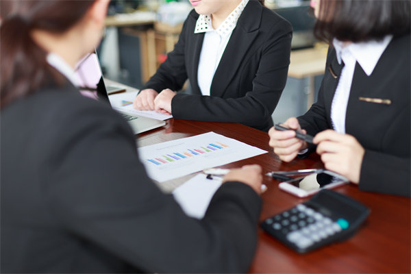 薪酬績效管理中的溝通障礙如何克服，增強員工信任感？