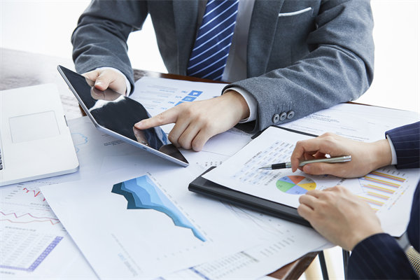 薪酬管理如何平衡內(nèi)部公平與外部市場(chǎng)競(jìng)爭(zhēng)力？