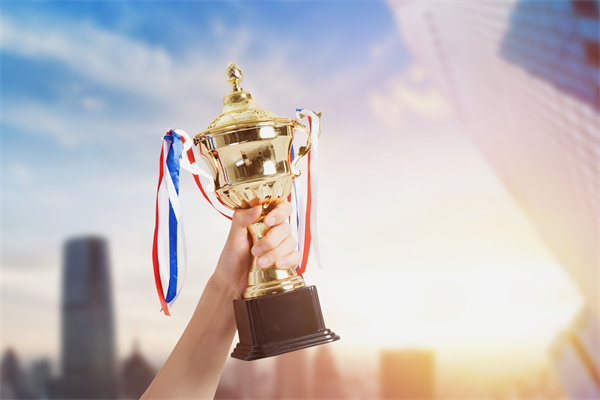 面對(duì)經(jīng)濟(jì)波動(dòng)，企業(yè)應(yīng)該如何靈活調(diào)整薪酬策略？