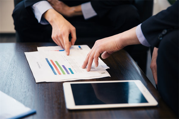 如何將企業(yè)長期戰(zhàn)略目標(biāo)融入員工短期績效考核體系？