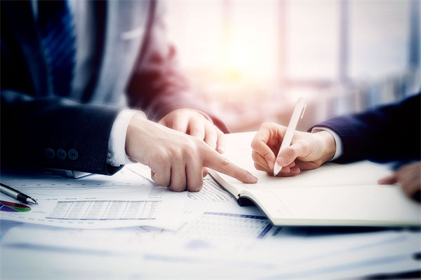 面對(duì)業(yè)績(jī)波動(dòng)，企業(yè)如何靈活調(diào)整績(jī)效評(píng)價(jià)標(biāo)準(zhǔn)？