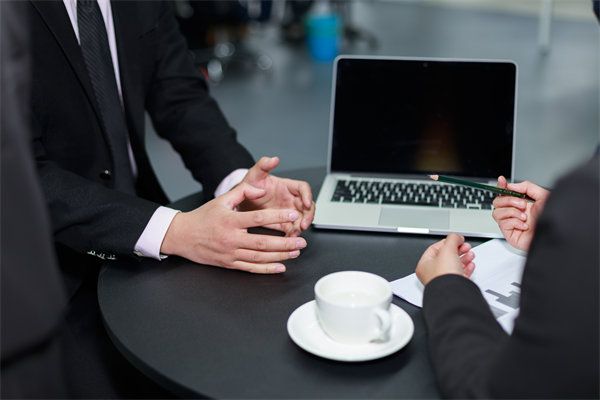 面對(duì)業(yè)績(jī)波動(dòng)，企業(yè)如何靈活調(diào)整績(jī)效評(píng)價(jià)標(biāo)準(zhǔn)？