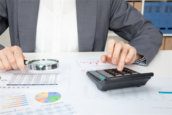 預(yù)算執(zhí)行中，如何實(shí)時(shí)跟蹤進(jìn)度并識別潛在偏差？