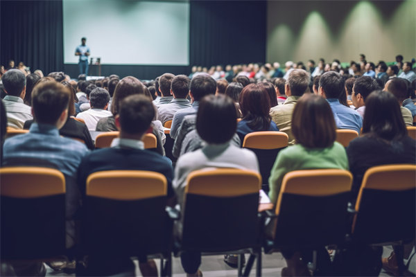 在變革中，如何有效管理組織內(nèi)部的沖突與不確定性？