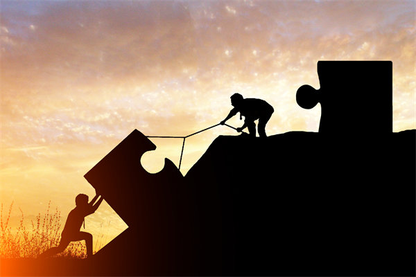 年度經(jīng)營計劃實施中，如何確保各部門協(xié)同一致？