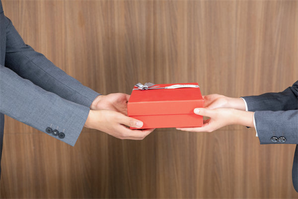 市場(chǎng)競(jìng)爭(zhēng)激烈，如何制定薪酬策略以吸引并留住人才？