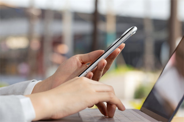 在遠(yuǎn)程工作模式下，如何有效監(jiān)控與評(píng)估員工績(jī)效？