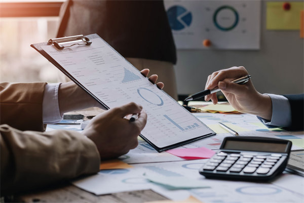 制定年度預(yù)算時(shí)，如何兼顧創(chuàng)新投入與成本控制？