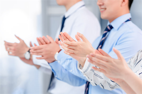 面對人才流失問題，企業(yè)應如何改進人力資源策略？