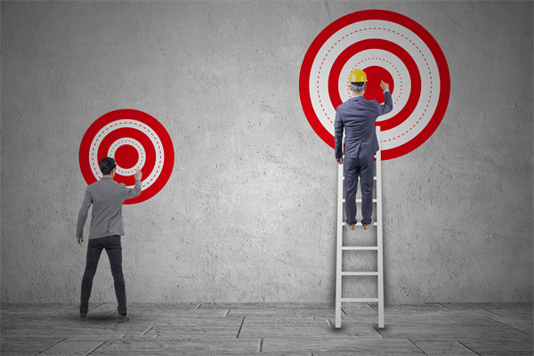 在薪酬體系構(gòu)建時(shí)，如何確保公平性，同時(shí)滿足員工期望？