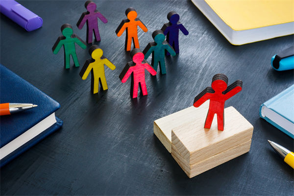 全球化背景下，企業(yè)如何構(gòu)建跨文化競爭優(yōu)勢戰(zhàn)略？