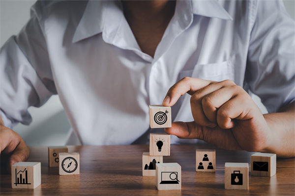 商業(yè)環(huán)境復(fù)雜多變，如何高效實(shí)施集團(tuán)全面管控策略？