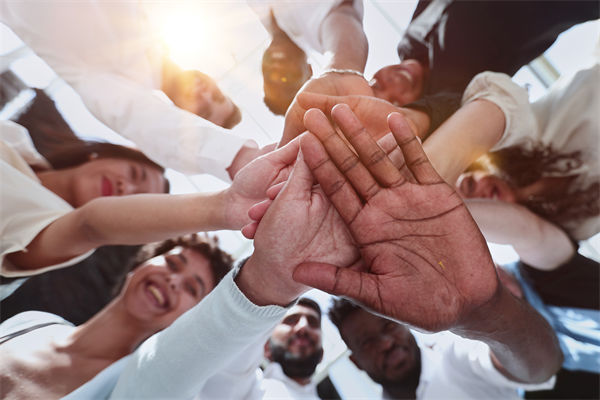 跨國企業(yè)如何管理文化差異以實現(xiàn)全球戰(zhàn)略協(xié)同？