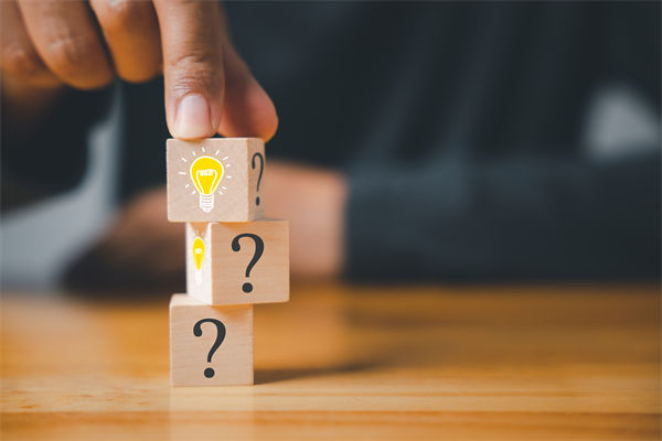 在制定企業(yè)戰(zhàn)略規(guī)劃時，如何平衡短期與長期目標？