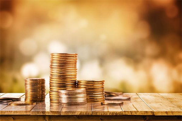 在制定企業(yè)戰(zhàn)略規(guī)劃時(shí)，如何平衡短期與長(zhǎng)期目標(biāo)？