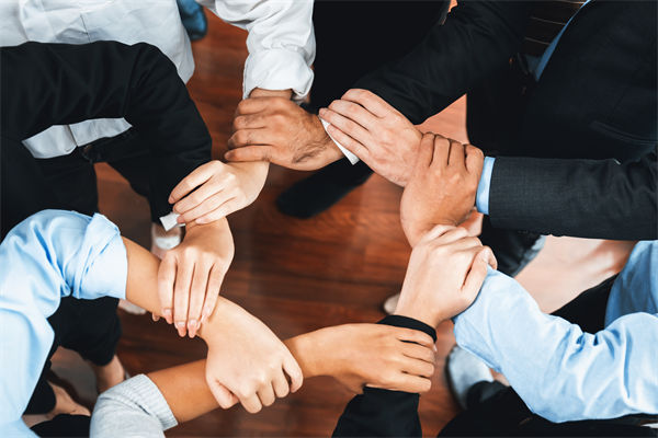 在制定企業(yè)戰(zhàn)略規(guī)劃時(shí)，如何平衡短期與長(zhǎng)期目標(biāo)？