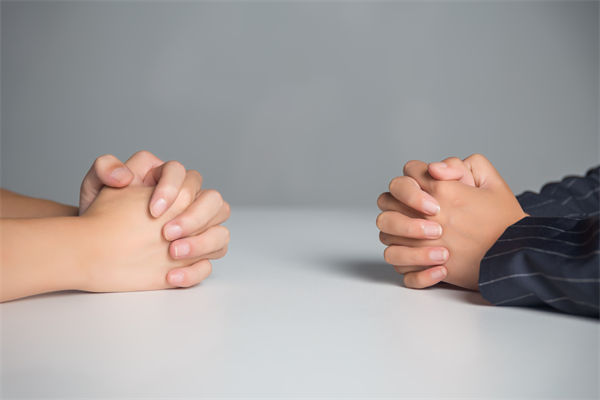 在薪酬談判中，如何把握員工的心理預(yù)期和企業(yè)底線？