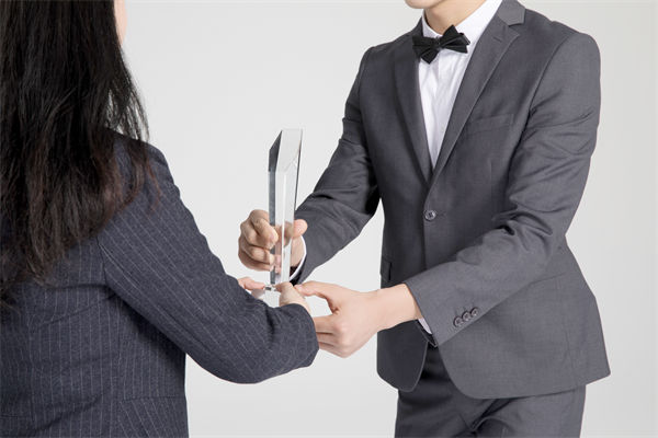 如何利用薪酬績效激勵(lì)，促進(jìn)跨部門合作與協(xié)調(diào)？