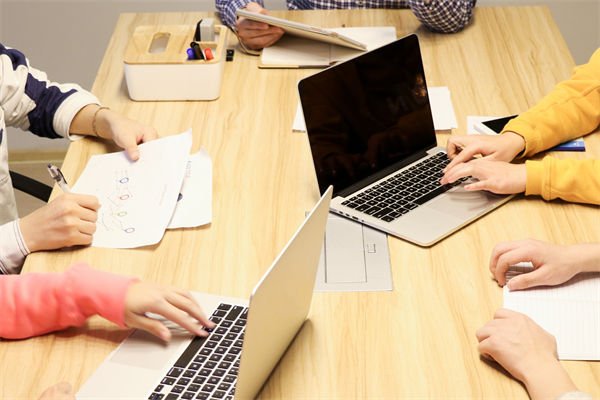 數(shù)字化轉(zhuǎn)型背景下，企業(yè)戰(zhàn)略應(yīng)如何創(chuàng)新與升級(jí)？