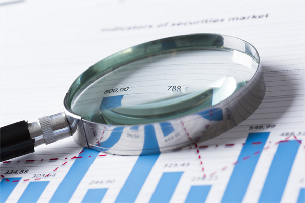 在制定年度經(jīng)營計(jì)劃時(shí)，如何考慮行業(yè)趨勢(shì)和政策影響？