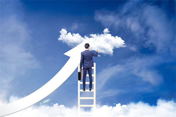 在組織變革中，如何確保員工順利過渡并減少負面影響？