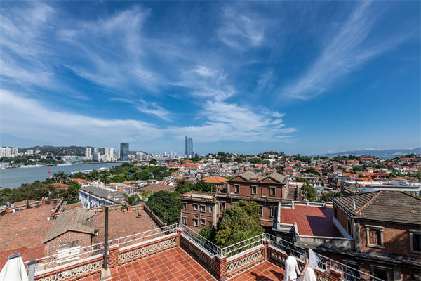 廈門企業(yè)深陷同質(zhì)化競爭泥沼，廈門戰(zhàn)略咨詢公司如何助力破局？