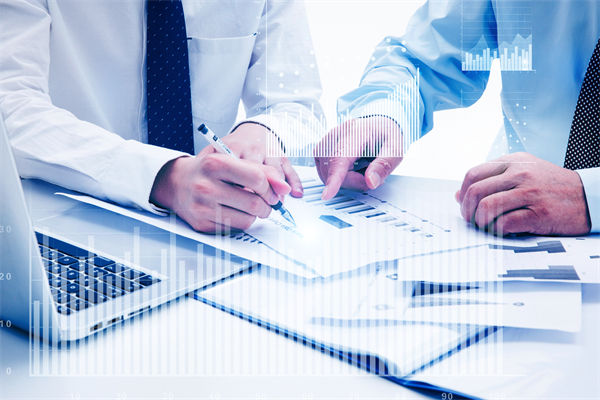 如何通過(guò)預(yù)算分析，識(shí)別企業(yè)運(yùn)營(yíng)中的潛在風(fēng)險(xiǎn)與機(jī)遇？