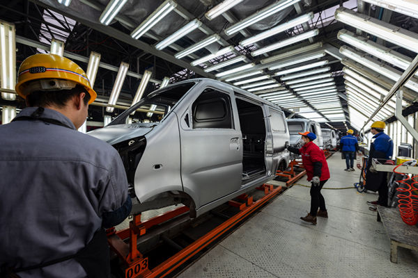 在精益生產(chǎn)過程中，如何有效識別并解決生產(chǎn)瓶頸問題？