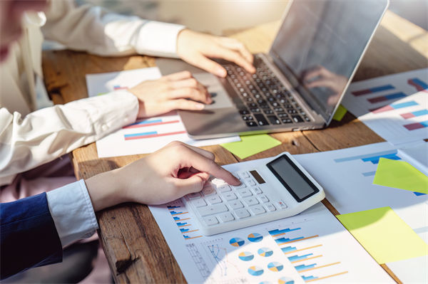 榴蓮價格暴跌50%，有人買了50箱，預算管理怎么看？