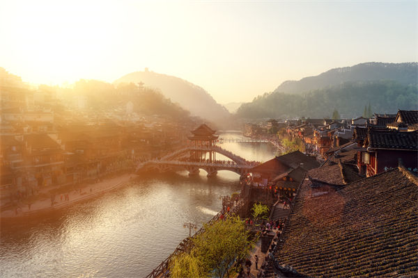 戰(zhàn)略規(guī)劃分析：村民不滿古鎮(zhèn)收門票，指引游客逃票