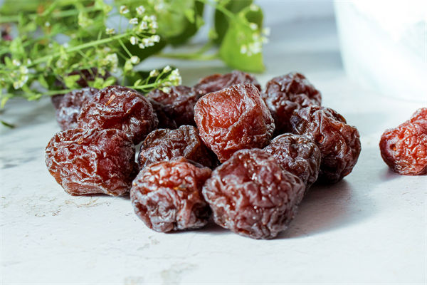 商家回應(yīng)2顆話梅128元，企業(yè)營銷管理有何啟示？